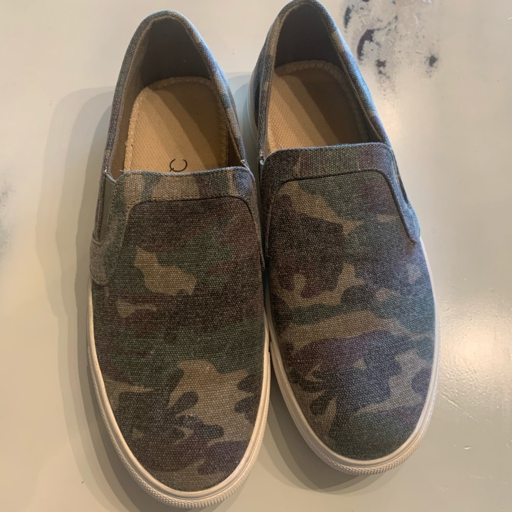 Ladies size 9 camo slip on shoes